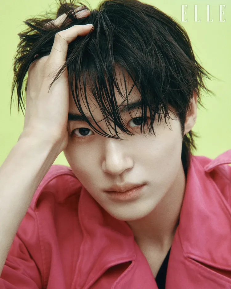 邊佑錫深情望著鏡頭。翻攝ellekorea IG