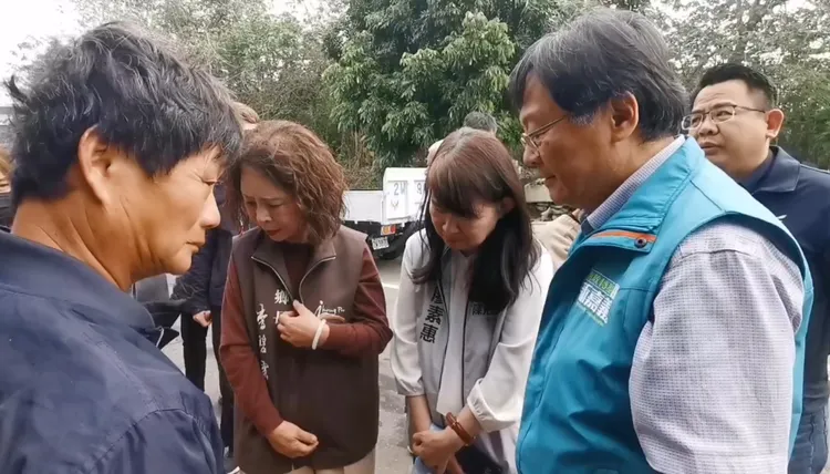 嘉義縣副縣長劉培東、鄉長、民代等到蕭家慰問。民眾提供
