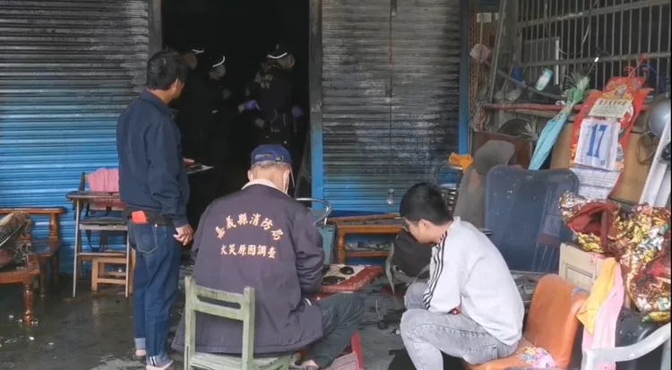 嘉義縣消防局火調人員前往現場勘驗，初判是1樓堆放金紙等雜物起火。民眾提供