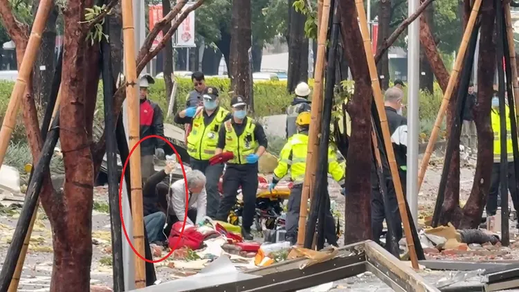 郭芸亘也在現場為傷患打點滴。民眾提供