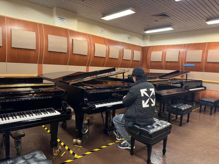 李雲迪在國家音樂廳選琴。好滿意音樂提供