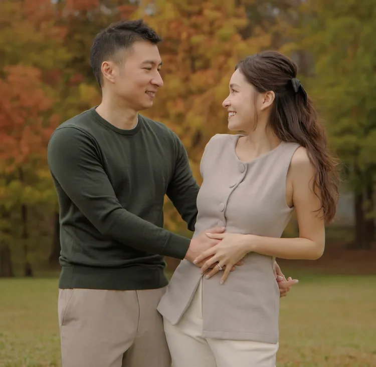 韓笙笙放閃，老公摸她孕肚。翻攝韓笙笙臉書