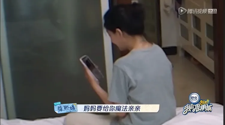 大S安慰因為地震害怕的兒子。翻攝騰訊視頻