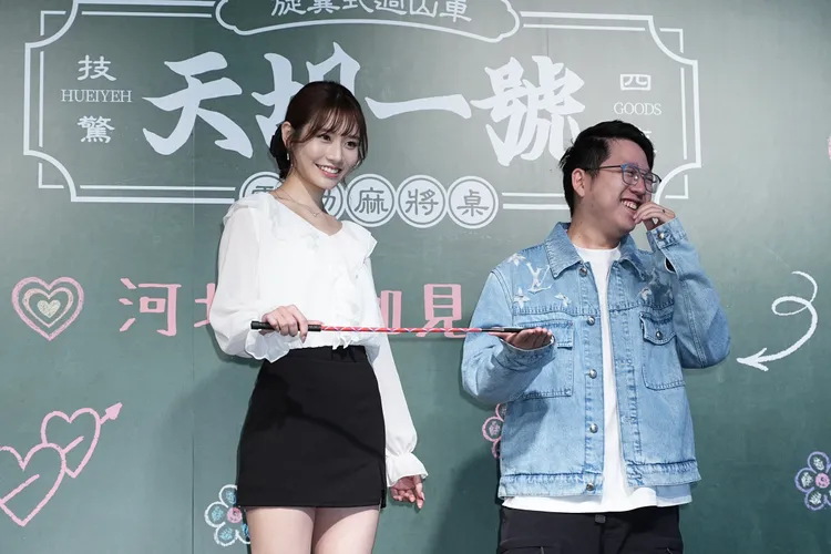 河北彩伽拿出愛的小手，作勢懲罰粉絲。彭欣偉攝