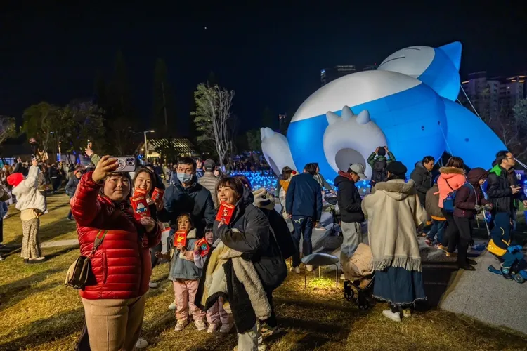 2025臺灣燈會首次與國際知名動漫、手遊合作打造大型燈偶，創造高人氣與話題不斷。觀光局提供