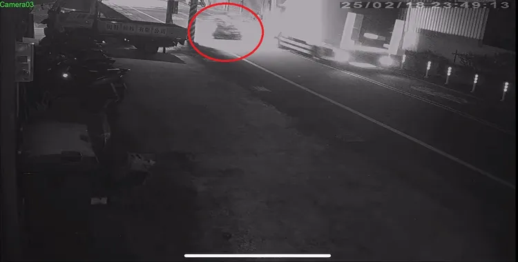 47歲外送員（紅框）騎機車通過巷口時，與大貨車發生碰撞。民眾提供