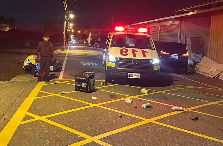 外送員在路口與大貨車碰撞，外送箱及餐點散落一地。民眾提供