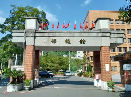 傳銓敘部要求公務員不能有中國身分證！2週內要簽切結書