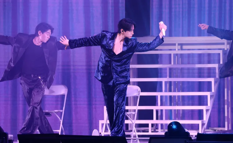 李俊昊胸口大開，性感熱舞。莊宗達攝