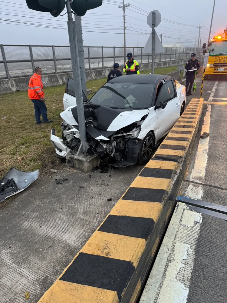 國1南向后里地磅站一度因這起事故暫停使用。民眾提供