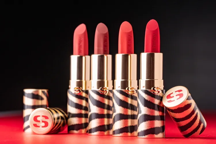 Sisley植物紅絲絨奢霧唇膏，各1900元。品牌提供