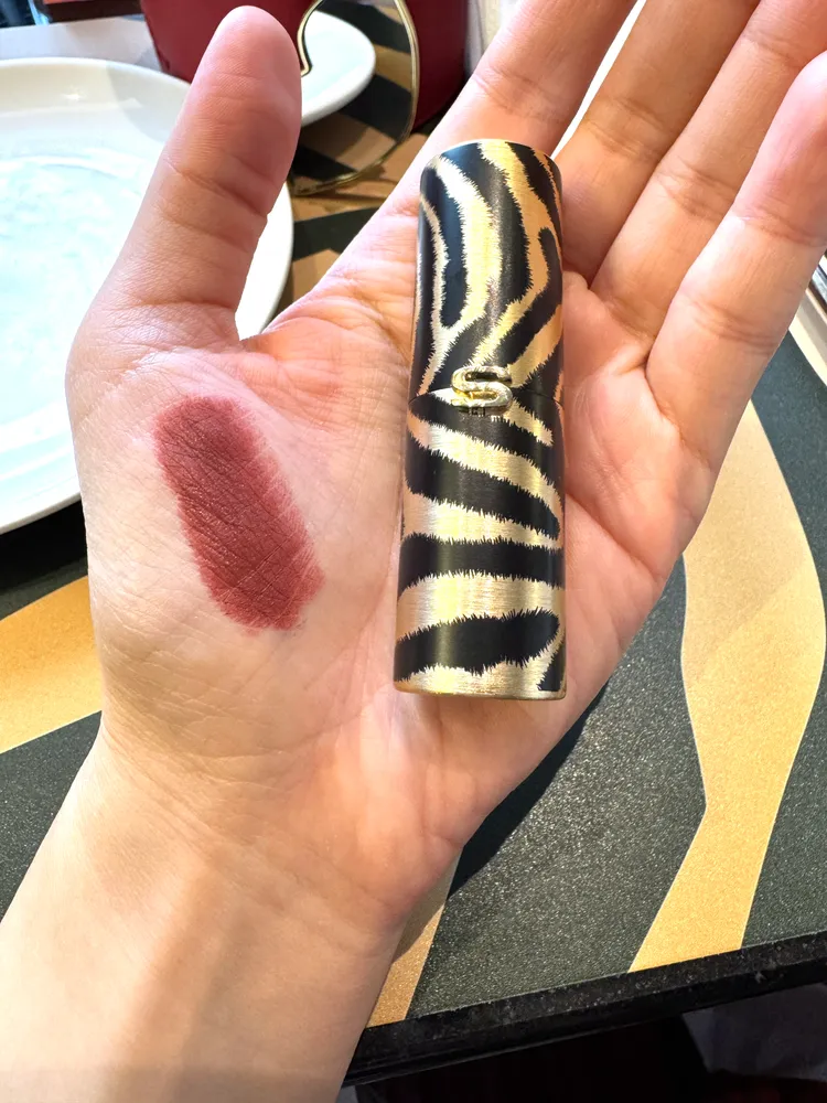 Sisley植物紅絲絨奢霧唇膏呈現滋潤的天鵝絨妝感。張家玲攝