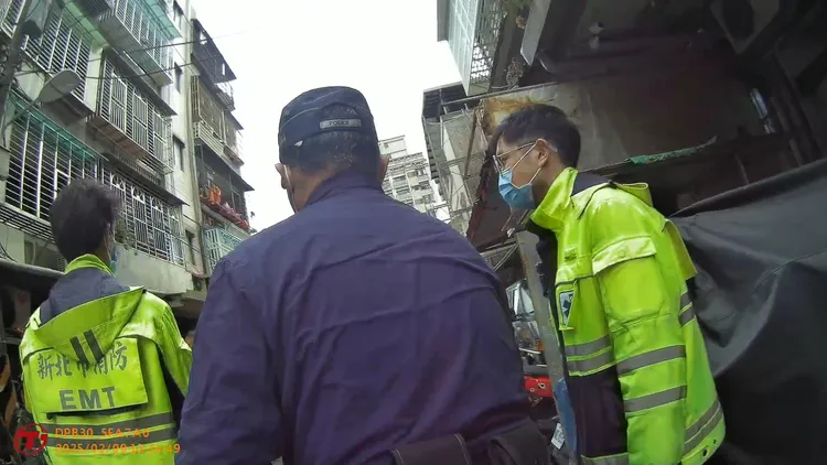 警方將男子強制送醫。民眾提供