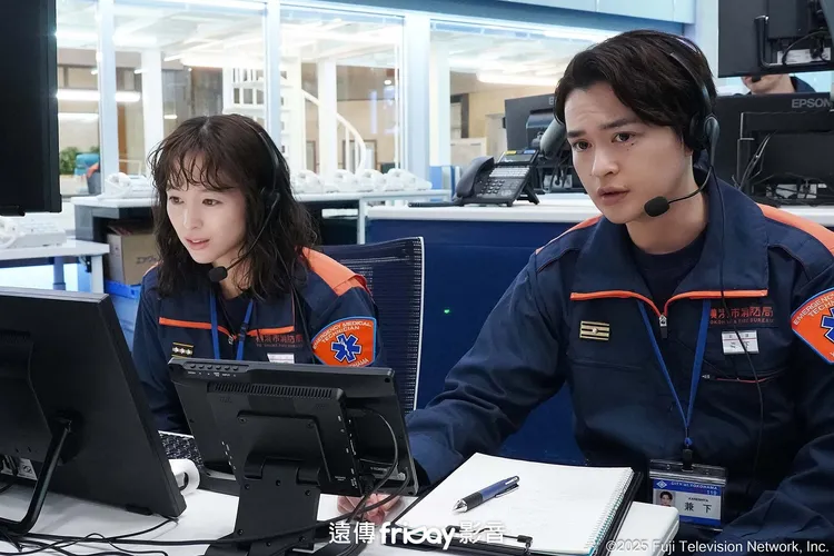 清野菜名（左）、瀬戸康史劇中呈現「指令管制員」的工作過程。friDay影音提供