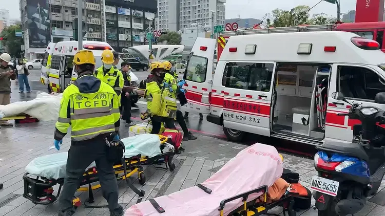 新光三越氣爆，救護車將傷者送醫。民眾提供