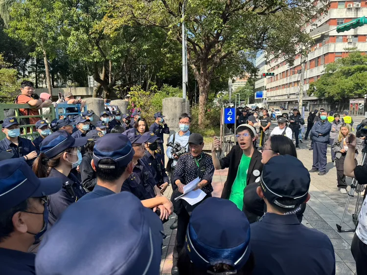 活動外民團抗議無法入場。記者張綵茜攝