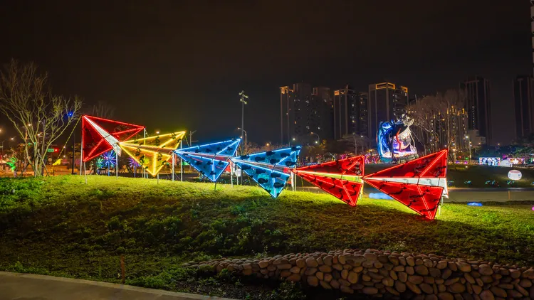 「福道」以多座紙飛機為造型串聯。客家局提供