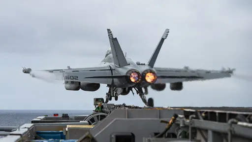 美國又發生墜機事件!電戰機之王EA-18G「咆哮者號」墜海影片曝光