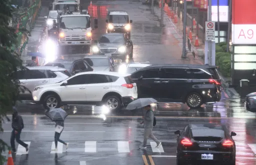 首波春雨開炸!全台「橘到發紅」一片濕冷 這天下最大