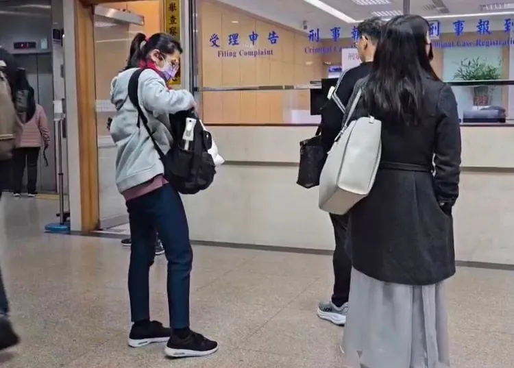 精舍女護法梁碧茵(左)遭台北地院裁定羈押禁見。讀者提供