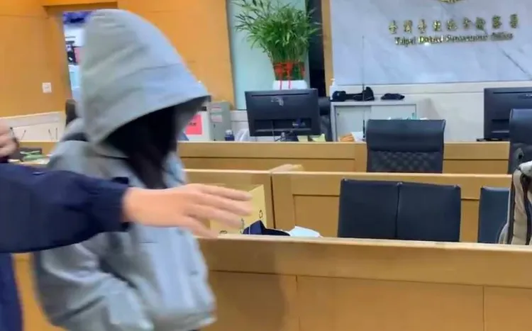 李威妻子簡瑀家今天也是全身包地密不透風到案，她經檢方訊問後獲15萬元交保。張欽攝。資料照片