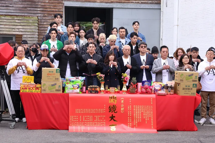 《男公館》所有劇組人員、演員進行開鏡團拜。莊宗達攝