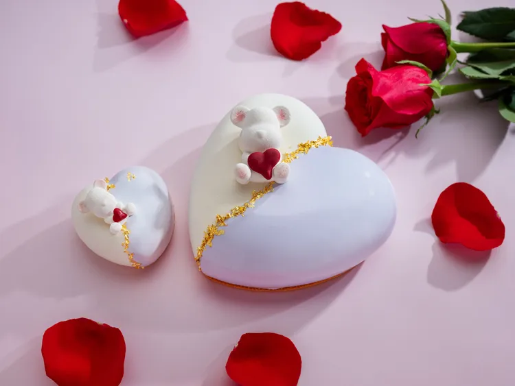 台北文華東方酒店「文華餅房」精心推出夢幻繽紛且造型俏麗的「熊熊心意」情人節限定蛋糕。台北文華東方酒店提供