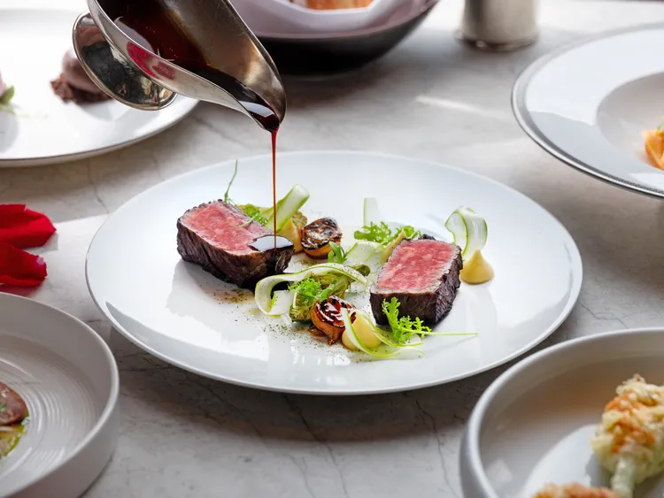 台北文華東方酒店「Bencotto」義大利餐廳推出情人節限定五道式套餐，主餐選擇包含有肉質柔嫩多汁的「炙烤和牛紐約客、珍珠洋蔥、晚香玉筍、馬鈴薯泥、牛肉汁」，於味蕾感受浪漫異國風情。台北文華東方酒店提供