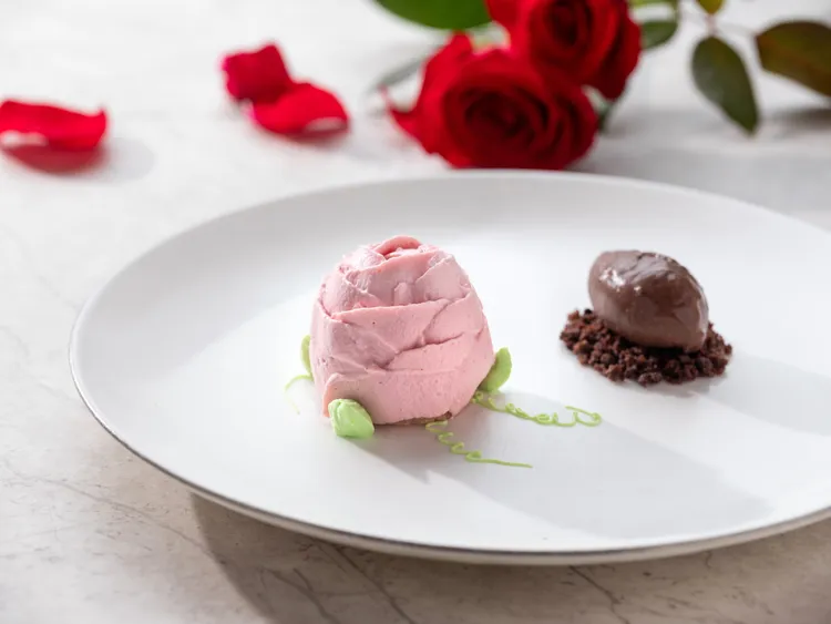 台北文華東方酒店「Bencotto」義大利餐廳推出情人節限定套餐，主廚巧手特製玫瑰造型的甜點「覆盆莓優格慕斯蛋糕、黑巧克力冰淇淋」，以細膩雅緻的層次綻放愛情的幸福滋味。台北文華東方酒店提供