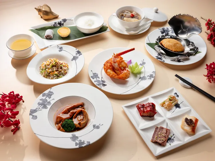 台北文華東方酒店「雅閣」中餐廳由主廚團隊嚴選鮮美龍蝦、珍貴鮑魚等頂級食材，以精湛廚藝詮釋粵菜之美，推出情人節限定七道式套餐。台北文華東方酒店提供