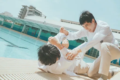 施柏宇跟他爆不合!好友嫌隙竟互毆 怒將對方推水池