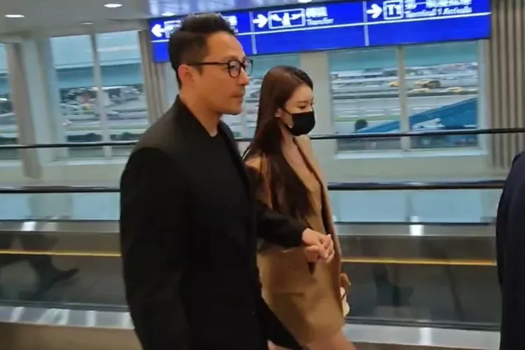 汪小菲和馬筱梅十指緊扣，曬恩愛告訴全世界「老婆我愛你」。桃園國際機場記者聯誼會提供