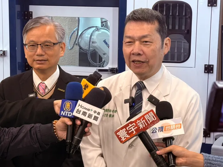 群創光電、奇美醫院合作，已經開發出「智能疫苗劑量分裝機」、「BNT疫苗瓶翻轉機」、「智能化療調配機器手臂」等。莊曜聰攝