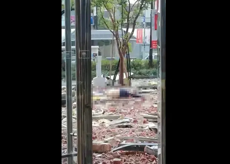 疑似從12樓被炸飛的民眾倒在外面。翻攝畫面