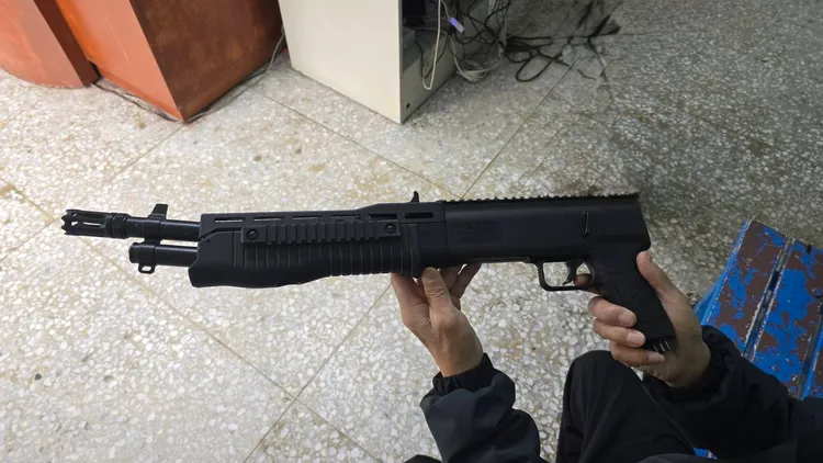 肇事車輛內竟有1把長槍。警方提供