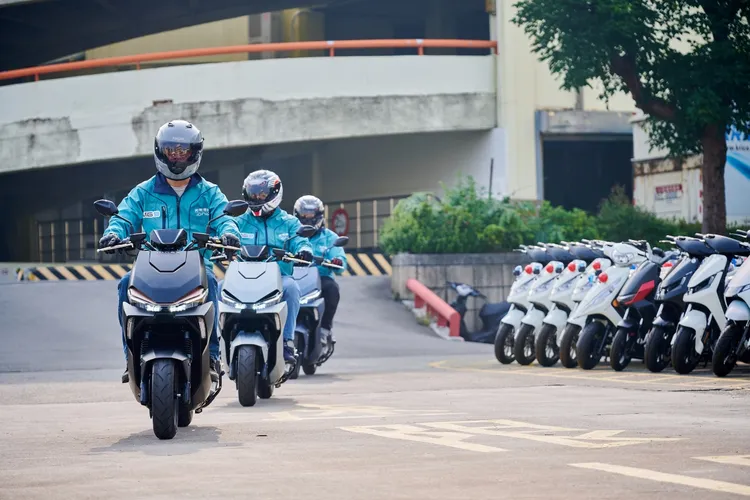 今(18日)由原廠研發技術人員組成先鋒車隊，從光陽高雄總廠出發，騎乘MiG 9西進合歡山及武嶺進行長程路途測試。原廠照片