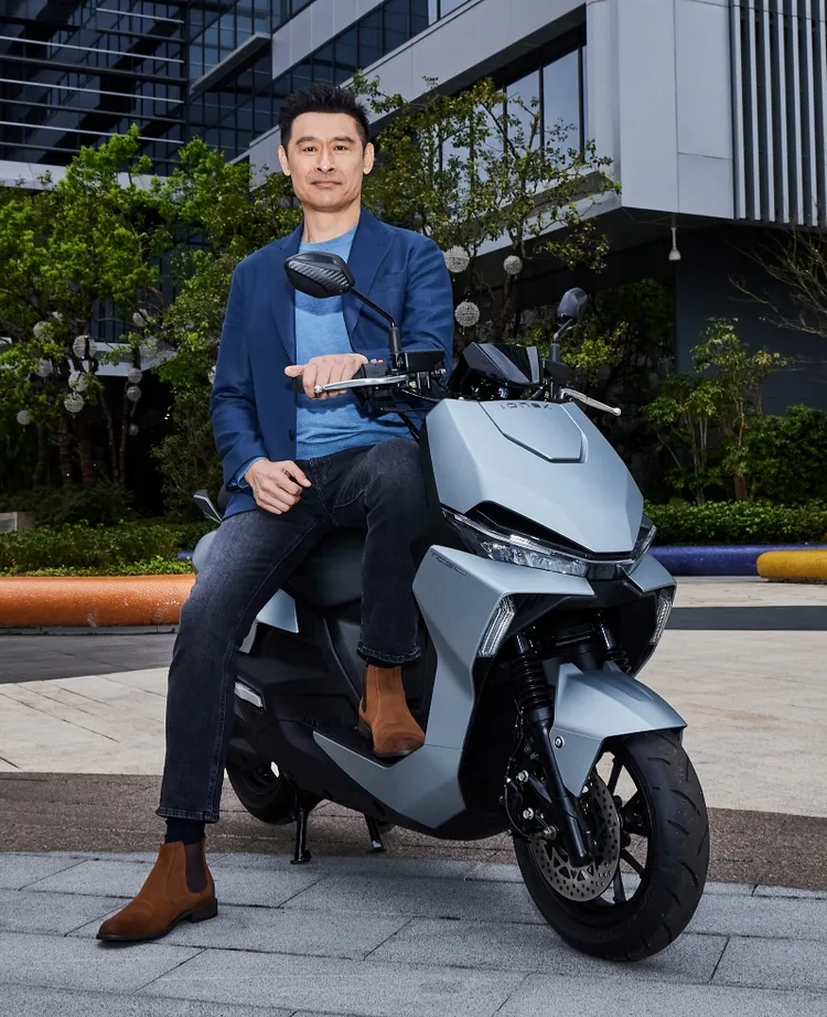 光陽柯勝峯董事長與MiG9白牌電車旗艦合影。原廠照片