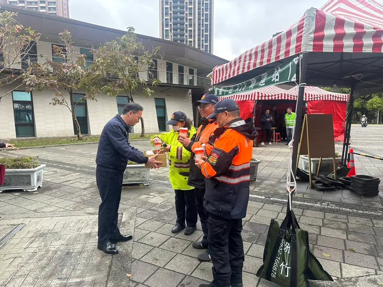 桃園警分局王智民分局長帶著咖啡跟暖暖包至中路風禾公園接駁站慰勞協勤義交的辛勞。警方提供