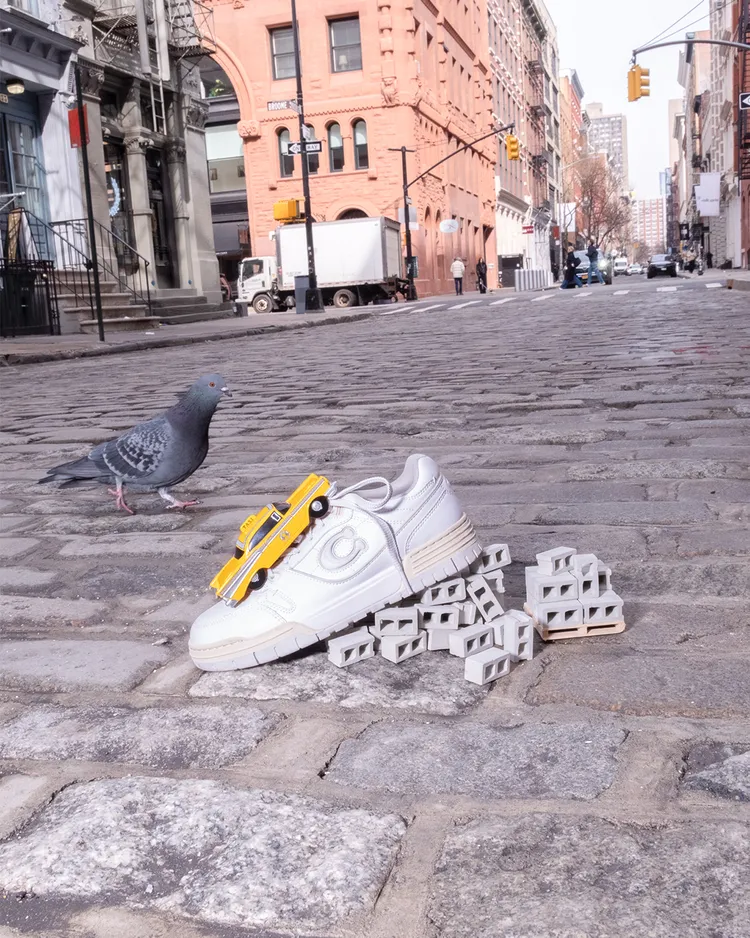 SOHO休閒鞋設計靈感來自80年代末期以及90年代初期的多功能運動鞋。品牌提供