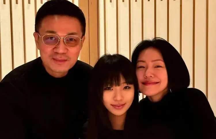 大S骨灰包機返台，調度和花費全由小S（右）與老公許雅鈞負責。翻攝小S IG