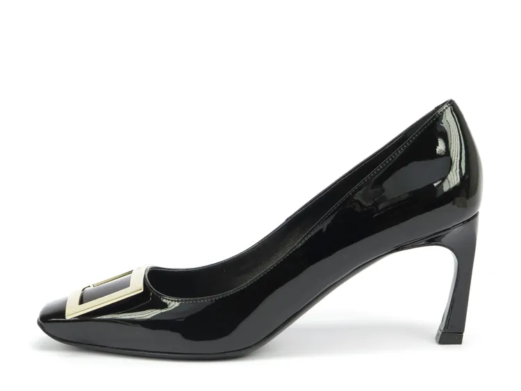 Belle Vivier Trompette黑色漆皮方扣跟鞋，3萬2000元。品牌提供