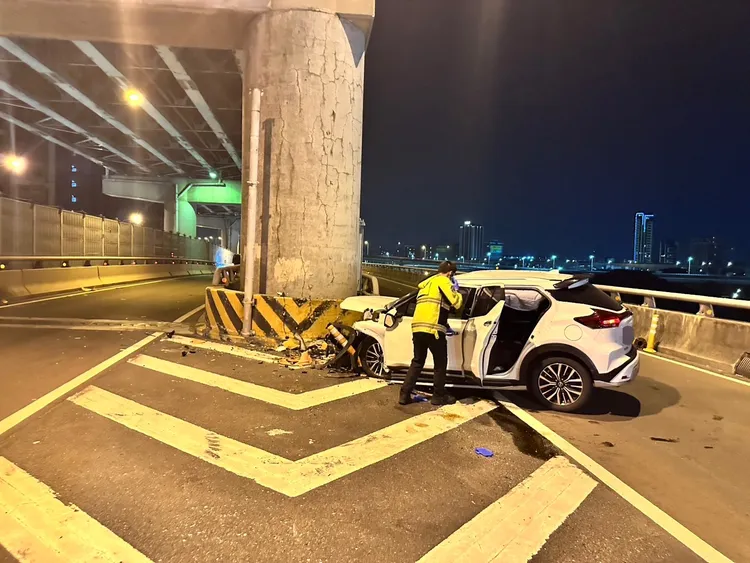 警消將江男救出送醫，初步排除酒駕，至於肇事原因有待釐清。翻攝畫面