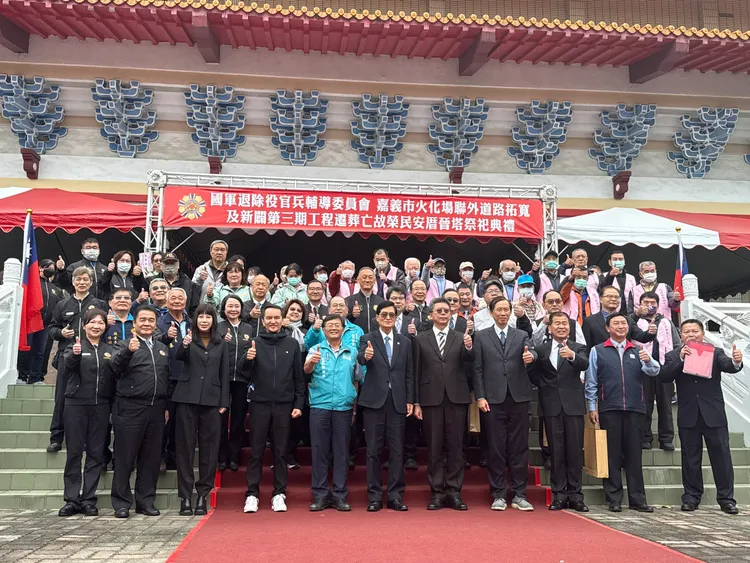 愛爾麗總裁常如山（前排左四）、總經理劉貞華（前排左三）、退輔會主委嚴德發（前排左六）與各界代表今天參加「嘉義市火化場連外道路拓寬」新闢第三期工程遷葬亡故榮民安厝晉塔祭祀典禮。讀者提供