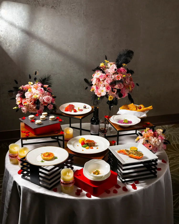 台北遠東香格里拉於活動當天展出｢香戀巴黎」精緻法式套餐，每桌3萬8800+10%元，每桌10位，以經典法式料理營造浪漫婚宴氛圍。台北遠東香格里拉提供