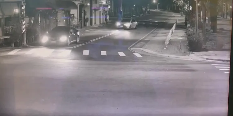 王男凌晨在馬路甩尾，警方將依公共危險等罪移送。翻攝畫面