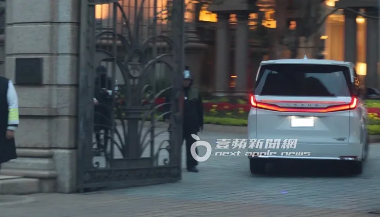 小S和老公許雅鈞、女兒Lily及Makiyo，阿雅，一起回到小S帝寶住家。特勤中心攝