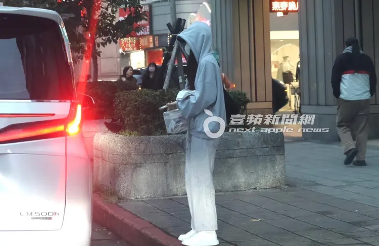 小S二女兒Lily，從東區「頂好名店城」走出來，手拿裝有蝴蝶結髮飾和襪子的文具盒上車。特勤中心攝