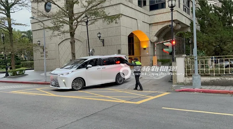 小S先送媽媽回到距離大S家，步行距離700公尺的「國家藝術館」。特勤中心攝