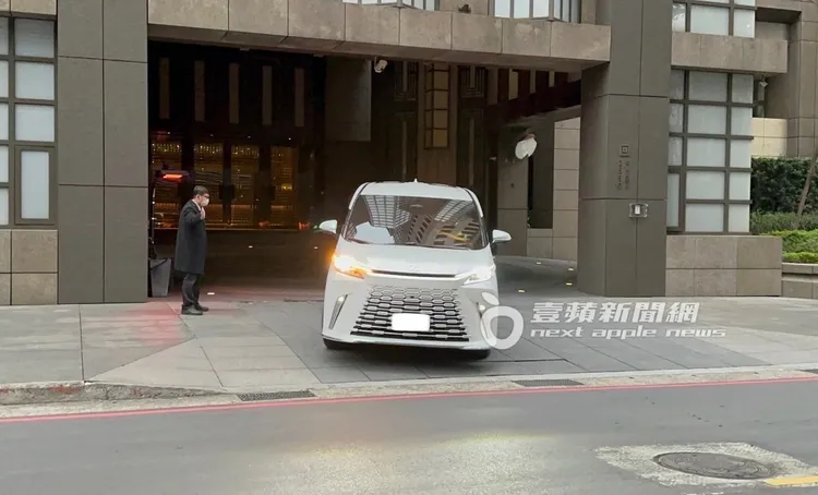 小S要價459萬的凌志LM500h保母車載S媽、許雅鈞、姊妹淘Makiyo和阿雅，離開大S家。特勤中心攝

