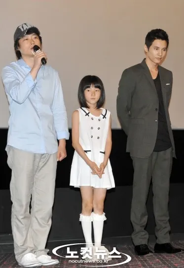 金賽綸10歲時演出《大叔》，導演李政秉（左）把她視為自己的女兒。翻攝nocutsnews